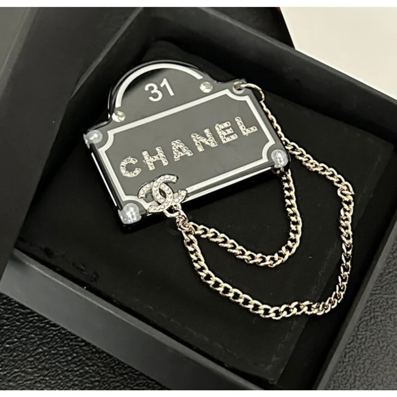 Chanel Rue 31 Black Enamel Crystal & Pearl Brooch Autumn 2023 (CCXX011) - Picture 2 of 7